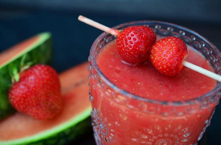 Ilustrasi smoothie. (pixabay/congerdesign)