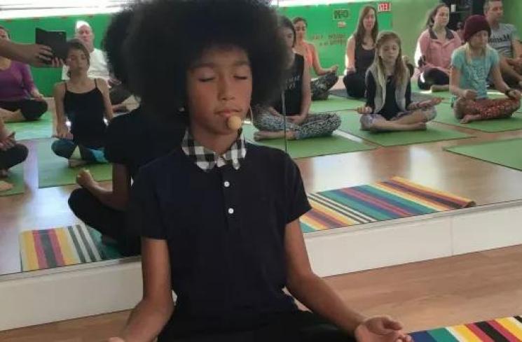 Tabay Atkins saat kelas yoga. (yogajournal)