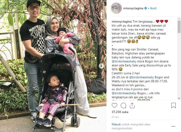 Nycta Gina bersama suami dan kedua buah hatinya. (Instagram/missnyctagina)