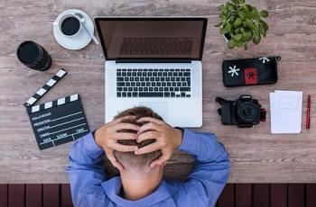 Wajib Baca! Inilah Risiko Kesehatan yang Mengancam Youtuber