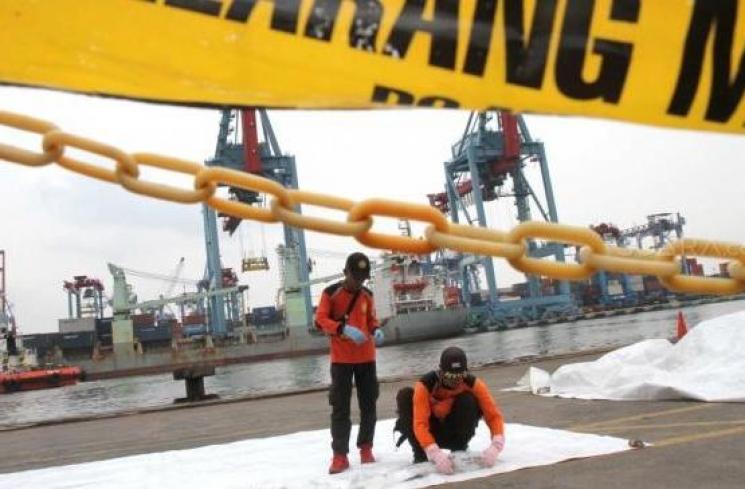 Petugas mengidentifikasi identitas korban Pesawat Lion Air penerbangan JT 610 di Pelabuhan Tanjung Priok, Jakarta Utara, Selasa (30/10). (Suara.com/Fakhri Hermansyah)