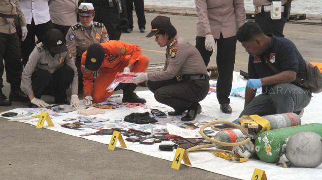 Petugas mengidentifikasi identitas korban Pesawat Lion Air penerbangan JT 610 di Pelabuhan Tanjung Priok, Jakarta Utara, Selasa (30/10). (Suara.com/Fakhri Hermansyah)