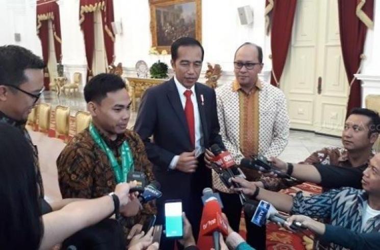 Presiden Joko Widodo atau Jokowi menerima lifter kebanggan Indonesia, Eko Yuli Irawan di Istana Merdeka, Jakarta, Kamis (8/11/2018). (Suara.com/Dwi Bowo Raharjo)