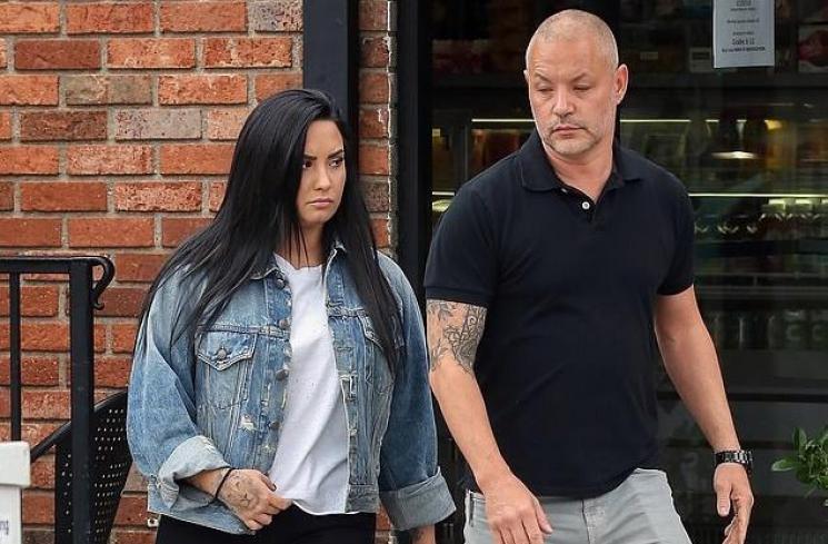 Demi terlihat baru keluar dari sebuah cafe. (dailymail)