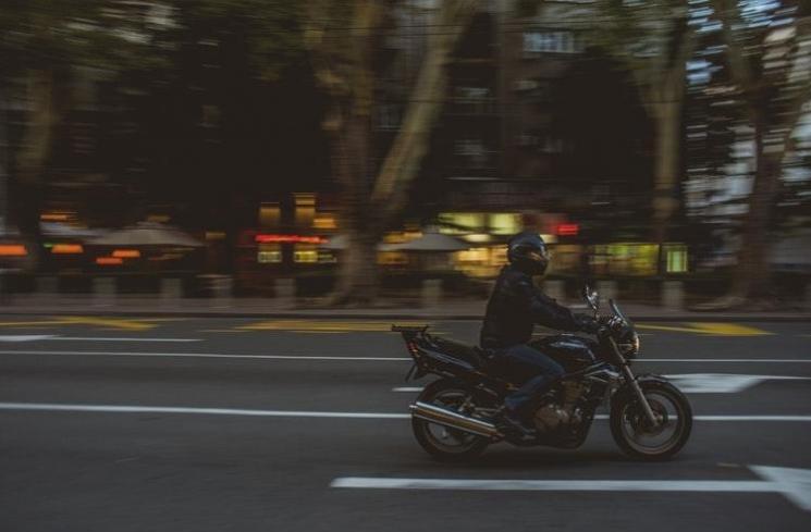 Enam Penyakit Jika Tidak Pakai Jaket Saat Berkendara di Malam Hari. (unsplash)