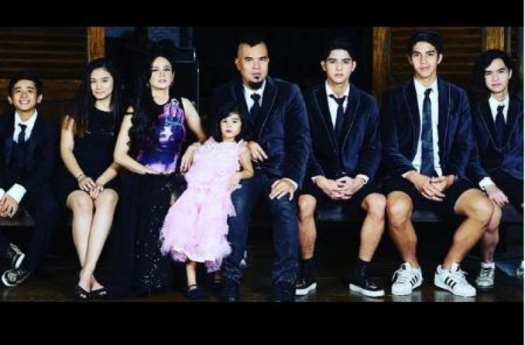Ahmad Dhani dan keluarganya. (Instagram/@ahmaddhaniprast)