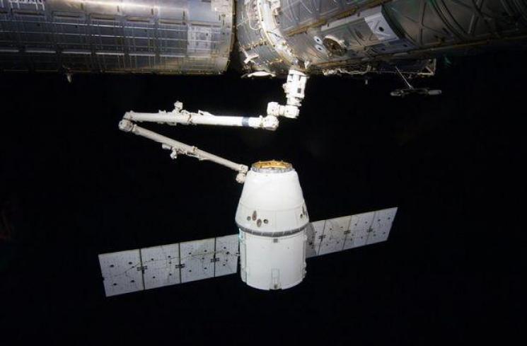 Kapsul SpaceX Dragon ditangkap dengan lengan robot. (Twitter/International Space Station)