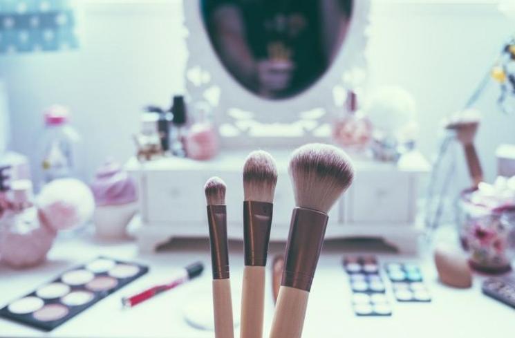 Ilustrasi alat makeup (unsplash/@Jamie Street)