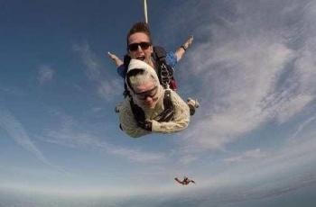 Kalahkan Usia, Nenek 102 Tahun Ikut Skydiving