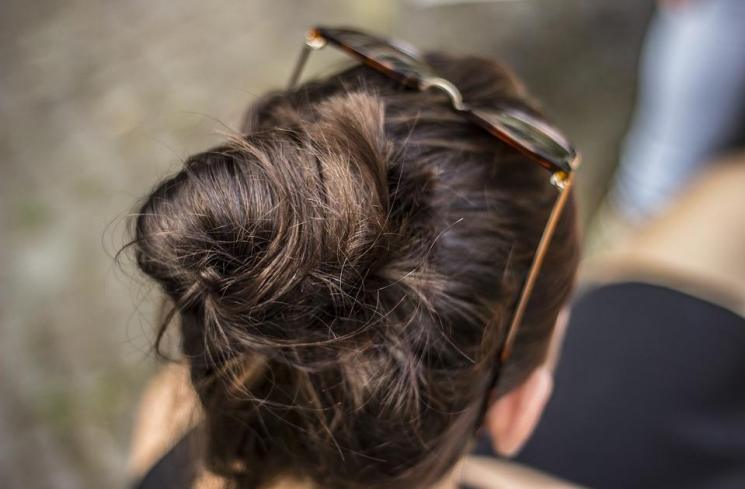 Cara menata rambut bisa memicu ketombe. (pixabay/StockSnap)