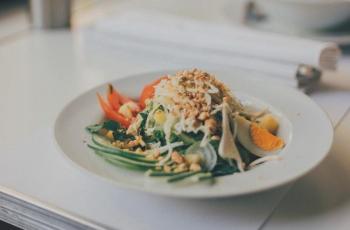 Mau Makan Sehat Tapi Murah saat Liburan? 5 Makanan Ini Bisa Kamu Coba