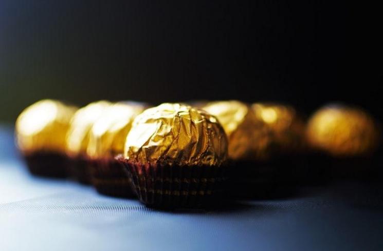 Hazelnut dalam cokelat. (unsplash)