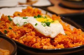 Pria Ini Ngaku Temukan Plastik di Nasi Goreng yang Dipesannya di Kereta