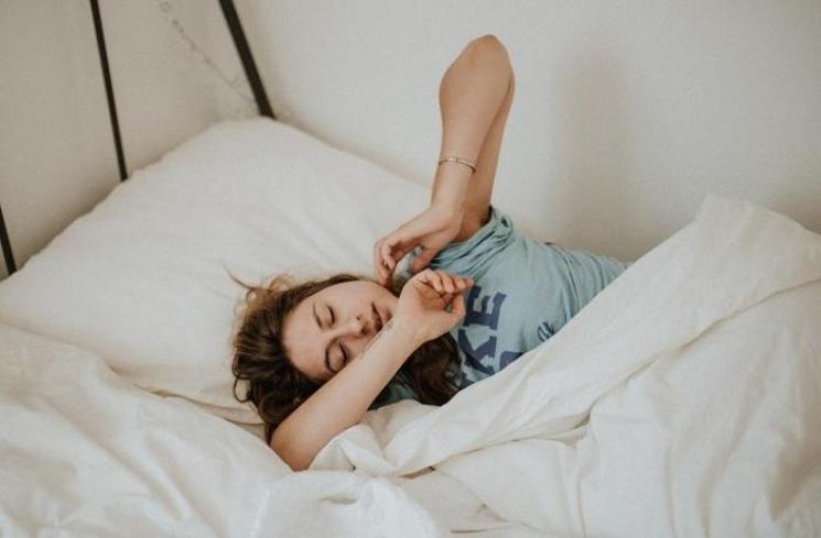 Tidur singkat bisa bikin lebih fokus. (unsplash/Kinga Cichewicz)