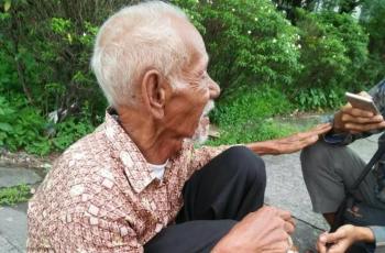 Sebatang Kara dan Punya Riwayat Penyakit Tulang Belakang, Kakek Ini Viral