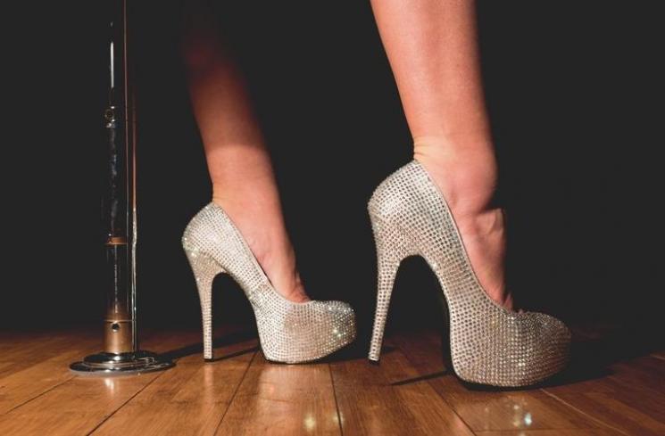 Ilustrasi wanita memakai high heels. (unsplash/ Eric Nopanen)