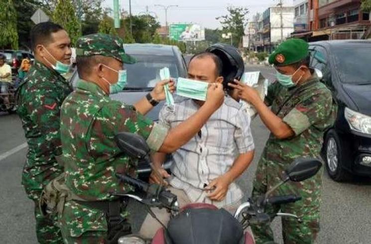 Pembagian masker. (Suara.com)