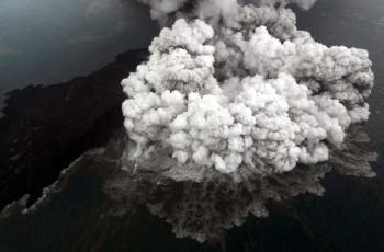 Waspada Hujan Abu Vulkanik Gunung Anak Krakatau, Ini Bahaya yang Mengancam
