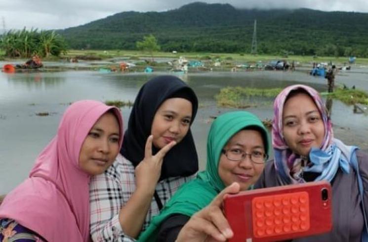 Solihat dan tiga rekannya selfie di dekat lokasi bencana tsunami Selat Sunda, di daerah Banten. (The Guardian/Jamie Fullerton)