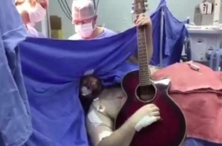 Ilustrasi pasien bermain gitar saat operasi tumor. (Youtube)