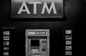 Waspada, Sering Menyentuh dan Meremas Struk ATM Ternyata Berbahaya