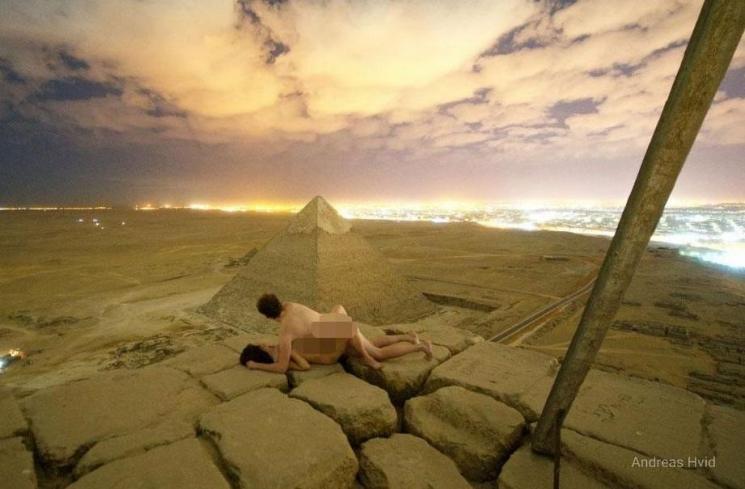 Foto Dane yang nampak seperti sedang berhubungan seks. (www.andreashvid.com)