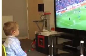 Tonton Sepak Bola, Aksi Anak Ini Sudah Seperti Fans Fanatik