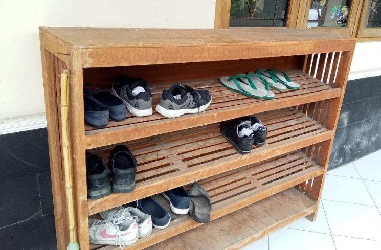 Setiap anak dan guru harus melepas alas kaki saat masuk kelas dan ditata di rak. (HiMedik/Citra)