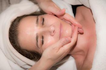 Benarkah Facial Saat Wajah Berjerawat Bisa Bikin Infeksi? Simak Faktanya