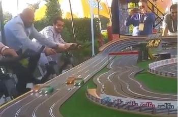 Balap Mobil Sambil Mengendarai Sepeda, Teknik Olahraga Sambil Bermain