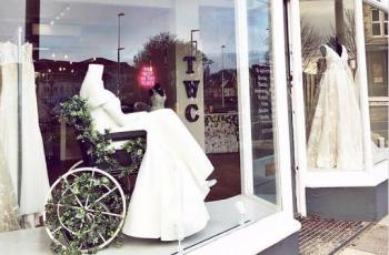 Viral, Toko Pengantin Ini Letakkan Manekin Duduk di Kursi Roda