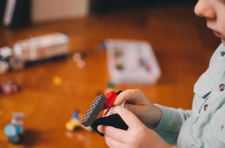 Orangtua agar selalu memerhatikan benda yang dimainkan anak. (Unsplash/Kelly Sikkema)