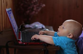 Pakai Gadget di Malam Hari Perburuk Kualitas Tidur dan Hidup Anak