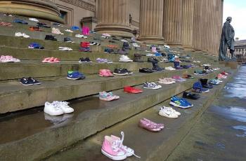 Gambarkan Jumlah Kasus Bunuh Diri Anak, Ratusan Sepatu Berjajar di Tangga