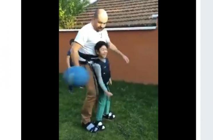 Momen ayah mengajari anaknya yang menderita cerebral palsy bermain bola. (Twitter/@LifeNewsHQ)