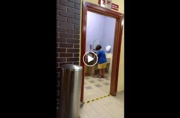 Viral Wanita Tepergok Mandikan Anjingnya di Ruang Ganti Popok Bayi