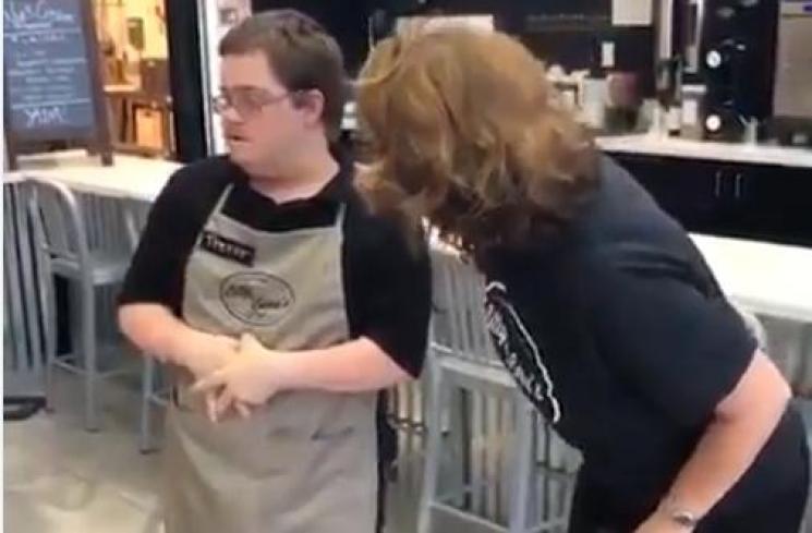 Trevor Jefferson, barista dengan down syndrome yang mendapat promosi. (Twitter/@kwilli1046)