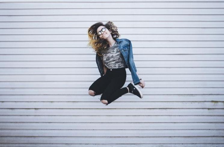 Lompat bisa bikin tulang semakin kuat. (Unsplash/Anthony Ginsbrook)