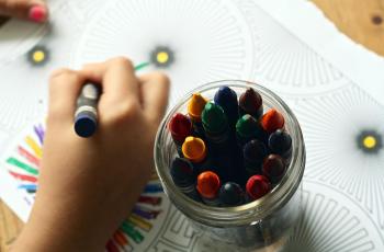Tak Hanya Kreativitas, Mewarnai Bisa Jadi Terapi Mengobati Trauma Anak