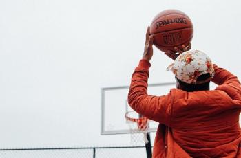 Pakai Kaki Palsu, Mahasiswa Ini Tunjukkan Kemampuan Main Bola Basket