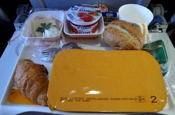 Menjijikkan! Penumpang Singapore Airlines Temukan Gigi dalam Makanannya