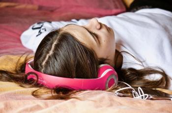 Jangan Keseringan Pakai Headphone, Ini Lho Efeknya Pada Kesehatan!