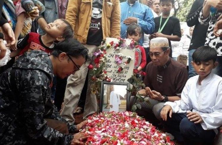 Proses pemakaman jenazah komedian Nur Tompel di TPU Menteng Pulo, Jakarta Selatan, Sabtu (2/3/2019). [Wahyu Tri Laksono/Suara.com]