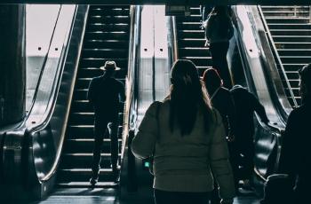 Pernah Emosi Saat Menggunakan Eskalator karena Jalan Terhalangi?