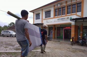 Demi Dapat Perawatan Medis, Warga Sakit Mesti Ditandu Sejauh 3 Kilometer