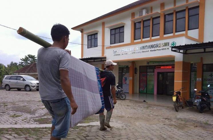 Warga ditandu sejauh 3 km untuk mendapatkan perawatan. (Twitter/Dahnilanzar)