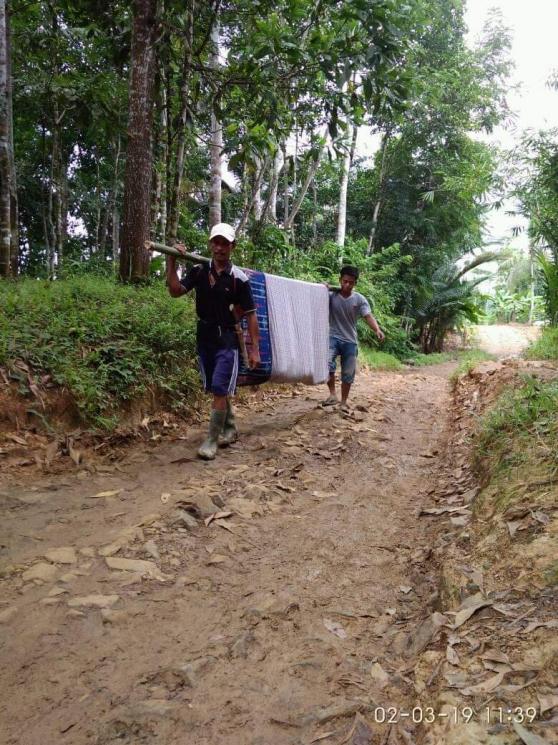 Warga ditandu sejauh 3 km untuk mendapatkan perawatan. (Twitter/Dahnilanzar)