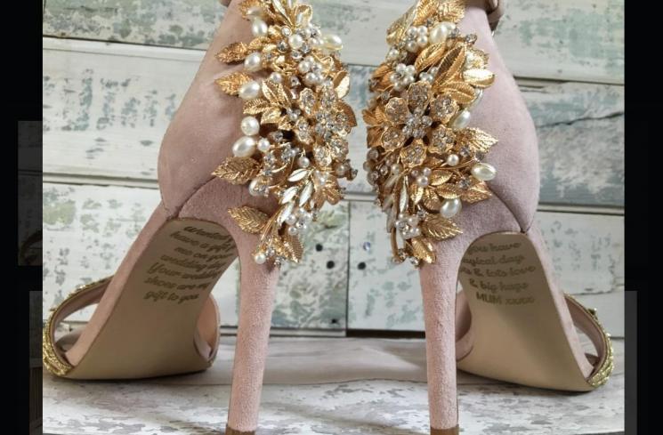 Sepatu pengantin dengan pesan di bawahnya - (www.laceandlove.co.uk/Amanca Weise)