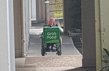 Kisah Wanita Berkursi Roda Antar GrabFood, Pemesan Terenyuh