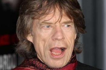 Bukan Penyakit Misterius, Teman Ungkap Alasan Mick Jagger Tunda Konser